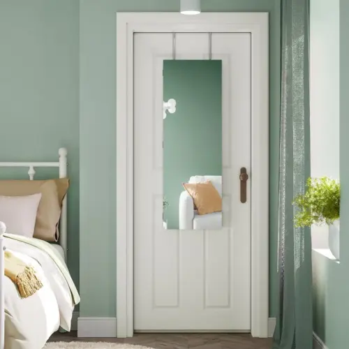 خزانة مجوهرات سلينا المعلقة على الحائط تجمع بين الأناقة والعملية في تصميم واحد. تحتوي الخزانة على مرآة كبيرة لسهولة الاستخدام وتصفية المجوهرات والإكسسوارات بشكل مريح. يمكن تعليقها على الجدار لتوفير المساحة وتوفير تنظيم مثالي للمجوهرات، مثل الأقراط، السلاسل، الأساور، والساعات. تصميمها العصري يعكس البساطة والجمال في أي غرفة نوم أو حمام أو خزانة ملابس، مما يجعلها إضافة مثالية لديكور منزلك وتنظيم أغراضك الشخصية بشكل مرتب وآمن