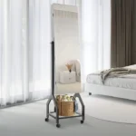 خزانة مجوهرات تاوليكس بتصميم مبتكر ومرآة متحركة تعتبر الخيار المثالي لتنظيم مجوهراتك وإكسسواراتك بطريقة أنيقة وعملية. تتميز الخزانة بتصميم فريد يدمج بين الوظائف والديكور العصري. توفر المساحة الكافية لتخزين المجوهرات والحقائب والأغراض الشخصية الأخرى في رفوف وأماكن مخصصة. بفضل المرآة المتحركة، يمكنك استخدامها لعرض المجوهرات أثناء التطبيق أو التبديل بين الأكسسوارات. هذا المنتج هو إضافة مثالية لأي غرفة نوم أو خزانة ملابس لتخزين المجوهرات بأمان وترتيب