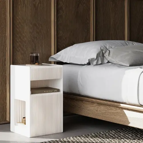 طاولة جانبية جلامور مصنوعة من الخشب الطبيعي، تتميز بتصميم عصري وأنيق يناسب كافة الأذواق. تجمع بين البساطة والجمال، مما يجعلها إضافة مثالية إلى غرف المعيشة أو النوم لتخزين الأغراض أو تزيين المكان