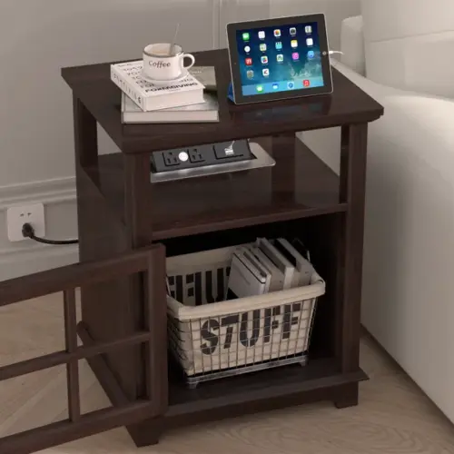 طاولة جانبية شيرلين مصنوعة من الخشب الطبيعي، تتميز بتصميم عصري مع رف واحد ودرج لتخزين الأغراض أو عرض العناصر الزخرفية. تجمع بين الأناقة والعملية، مما يجعلها إضافة مثالية لأي غرفة معيشة أو غرفة نوم