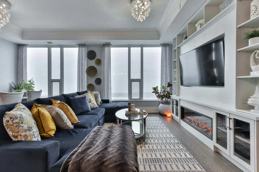 اختاري ألوان الوسائد بالتناغم مع الأريكة على طريقة المصممين